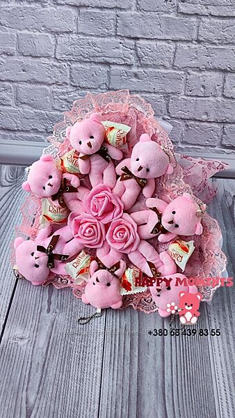 Рожевий букет із цукерками та м&acuteякими іграшкам подарунок на день народження