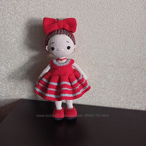 Кукла в красном платье, вязаная.