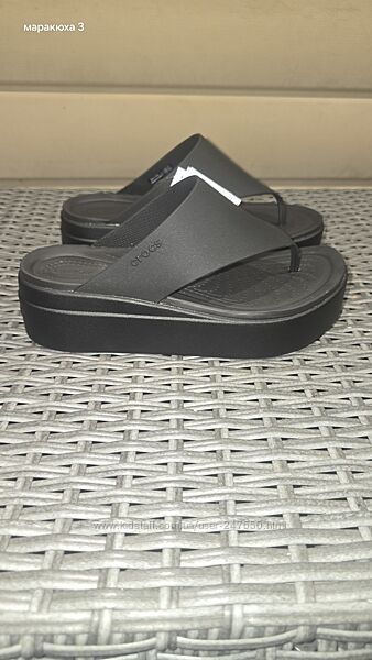 Шлепки  crocs  Brooklyn Flip Low Wedge