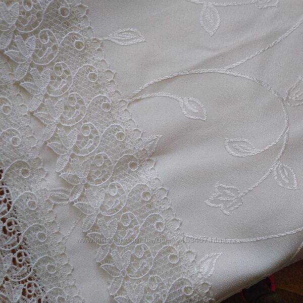 Скатертина з мереживом