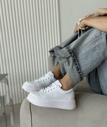 Женские кроссовки перфорация