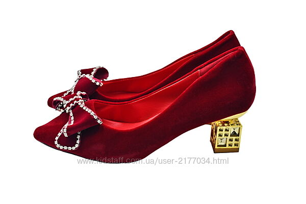 Осенние женские туфли на высоком каблуке.