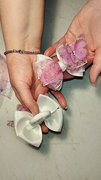 Ніжні рожеві бантики з квіточками і метеликами.