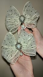 Стильні бантики з молочної органзи в горошок