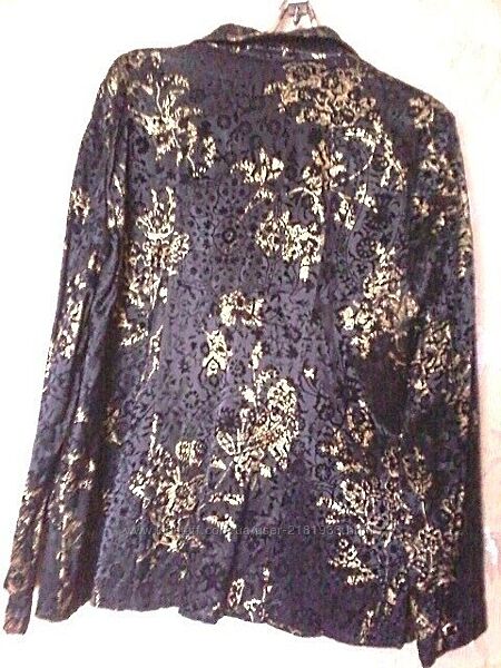 Пиджак  с велюровым тиснением и золотистым узором.