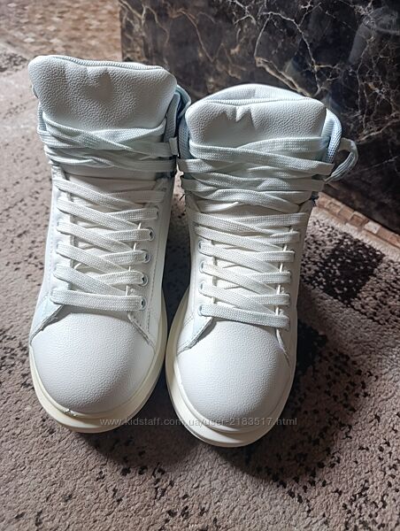 Жіночі кросівки