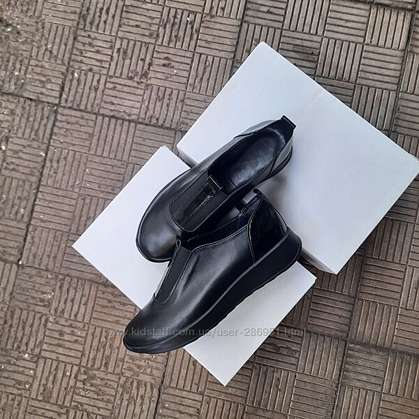 Туфлі шкіряні с резинкою на підйомі 